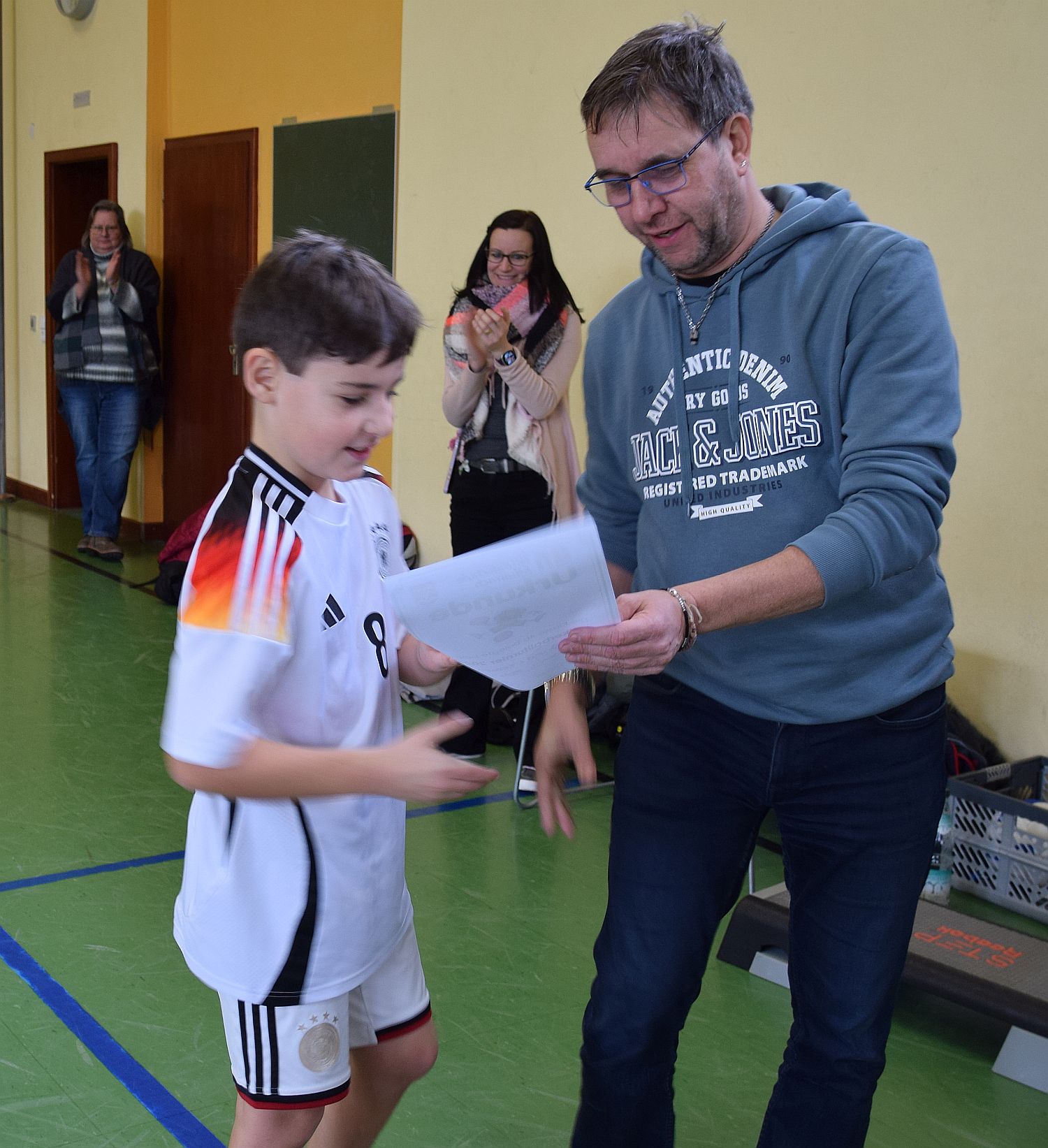 Foto von der Siegerehrung - Übergabe der Urkunde an Siegermannschaft